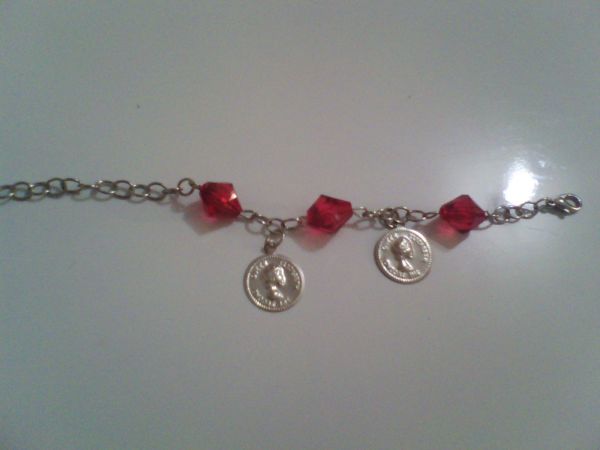 Pulseira vermelha com moedinhas