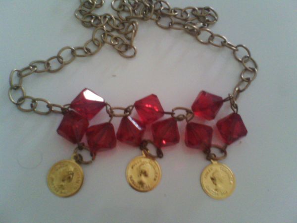 Colar vermelho e dourado simples